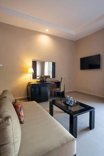 Superior Double Room with Pool View image 4