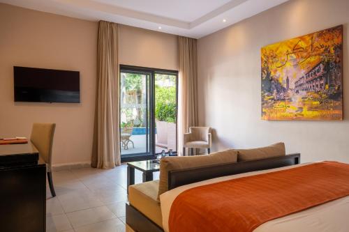 Superior Double Room with Pool View image 2