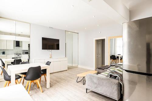 Stylish Bayswater Flat with Outdoor Space, Londra