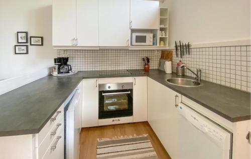 virtuve, Awesome Home In Löttorp With Kitchen (Awesome Home In Lottorp With Kitchen) in Mellböda