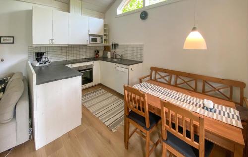 virtuve, Awesome Home In Löttorp With Kitchen (Awesome Home In Lottorp With Kitchen) in Mellböda