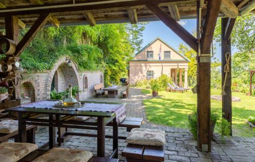 Exterior view, Cozy Home In Draz With House A Panoramic View in Batina