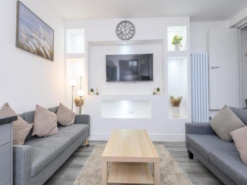 Large Homely Retreat in Leeds Pass the Keys