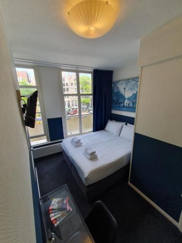 Double Room with Canal View image 6