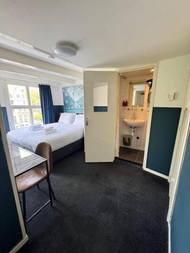 Double Room with Canal View image 5