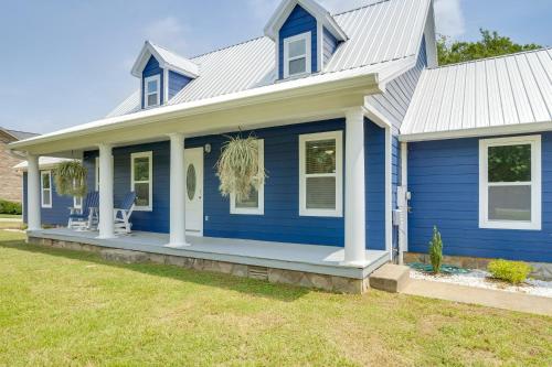 Group Getaway: Lakefront Retreat in Fayetteville!