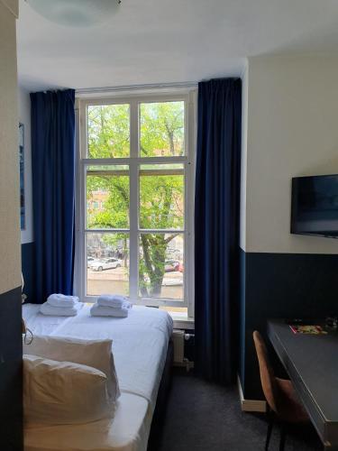 Small Double Room with Canal View image 4