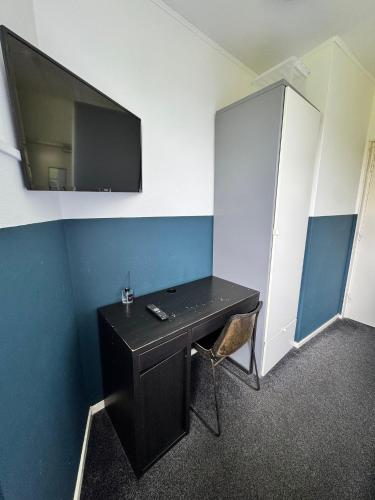 Small Double Room with Canal View image 1