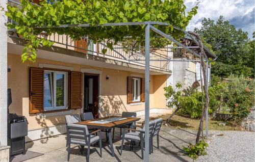 2 Bedroom Beautiful Home In Grizane