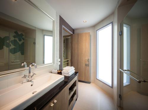 room detail thumbnail 2