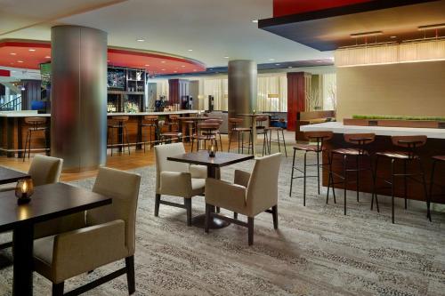 ห้องอาหาร, Courtyard by Marriott Arlington Crystal City/Reagan National Airport near สำนักงานศาลอาร์ลิงตัน