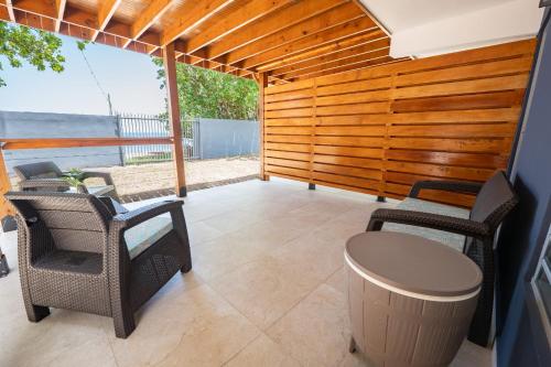 Oceanfront Retreat w- Terrace, Direct access to Beach & BBQ in อนาสโก