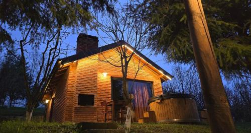Peaceful Villa with Hot Tub - Jacuzzi in Кметёвце