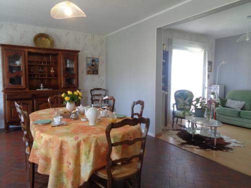 อาหารและเครื่องดื่ม, chambre d'hôte (chambre d'hote) in ปงตอซง