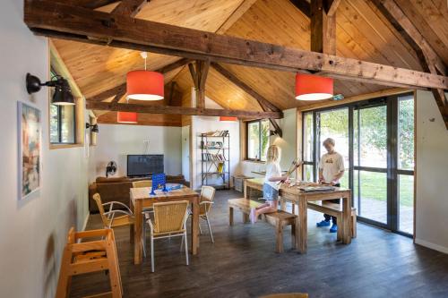 共用Lounge/電視區, Huttopia Beaulieu sur Dordogne in 多爾多涅河畔博利厄