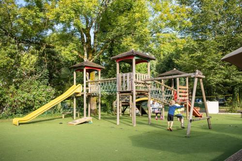 兒童遊樂場, Huttopia Beaulieu sur Dordogne in 多爾多涅河畔博利厄