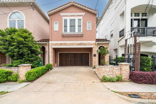 Houston Centrally Located w Backyard Pool Retreat in Houston, USA