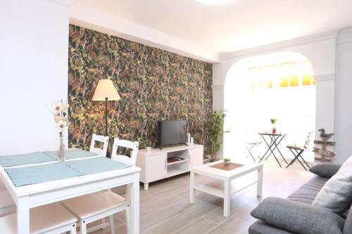 El Rebalaje - Pet-Friendly 3-Bedroom Apartment for 6 on the 9th Floor with Lift - Near Metro and Beach, Málaga