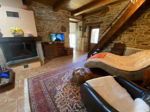 Momo 1741 - 4BR Historic stone house in the Apennines in Valmozzola