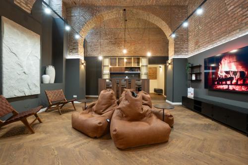Spacious 3BR Escape with Sauna and Billiard, Vienne