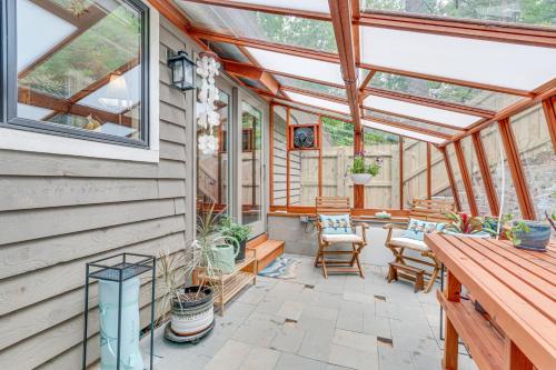 Cozy Hideaway with Grill, 17 Mi to Asheville in Black Mountain, USA