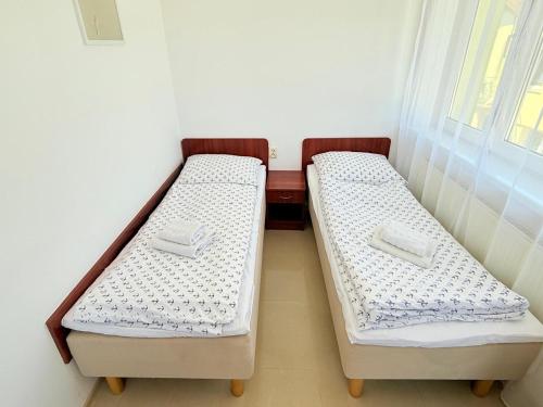 2 twin beds, 1 sofa bed
