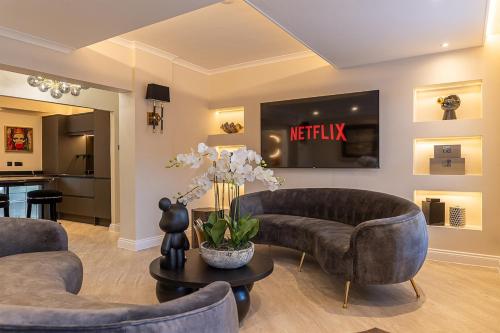 Luxury Penthouse in Cardiff City Centre Sleeps 14, Cardiff