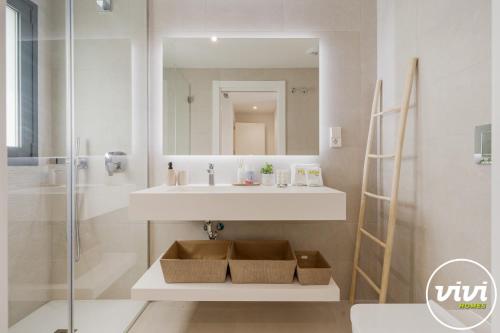 Three-Bedroom Apartment with Sea View image 6