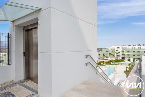 Three-Bedroom Apartment with Sea View image 5