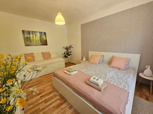 1 queen bed, 2 sofa beds