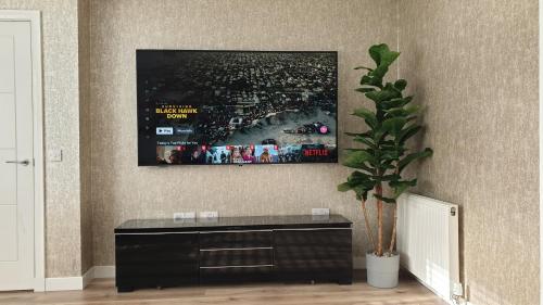 Entire Spacious 3-Bed Family Home, City Centre, Free Parking, Garden, Глазго (фото 9)