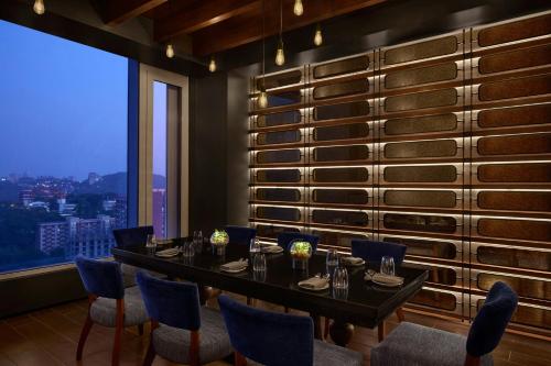 餐廳, 孟買波維湖威斯汀酒店 (The Westin Mumbai Powai Lake) in 博萬