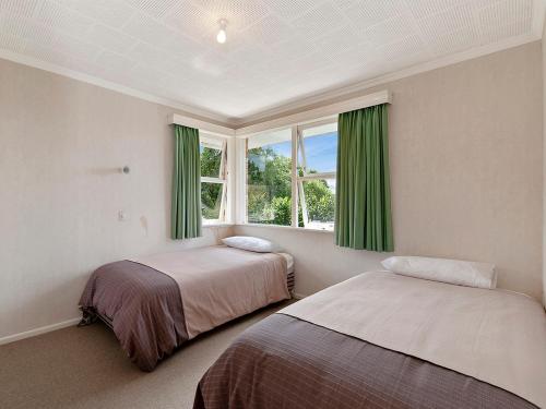 Lofty Lakeviews - Acacia Bay Holiday Home - image 4