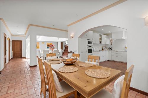 Peaceful 4BR villa on Gramacho golf resort w/ private pool in Gramacho