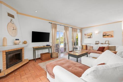 Peaceful 4BR villa on Gramacho golf resort w/ private pool in Gramacho