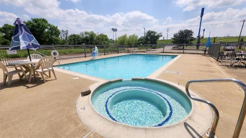 Exterior view of Motel 6 Ennis, TX