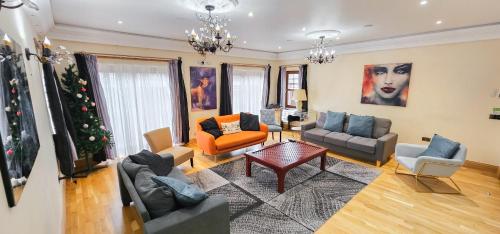 Спільний лаунж/ТБ зона, St Martins 12 Bedroom House - Tranent in Tranent
