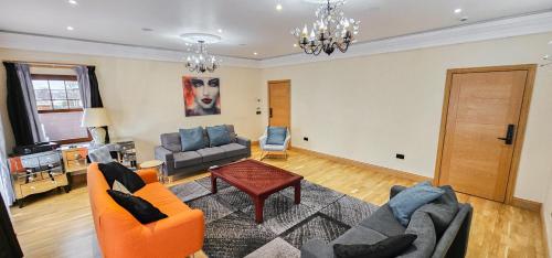 Спільний лаунж/ТБ зона, St Martins 12 Bedroom House - Tranent in Tranent