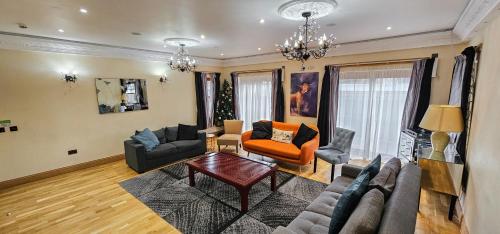 Спільний лаунж/ТБ зона, St Martins 12 Bedroom House - Tranent in Tranent