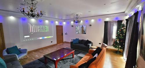 Спільний лаунж/ТБ зона, St Martins 12 Bedroom House - Tranent in Tranent
