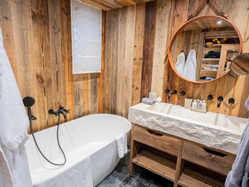 Chalet Neuf avec Piscine, Jacuzzi, Sauna, Hammam et Salle de Cinema a Saint-Martin de Belleville - F in Saint-Marcel