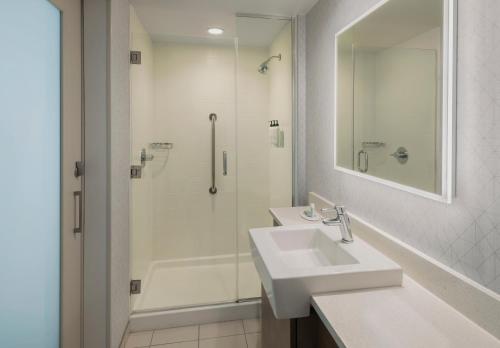 SpringHill Suites by Marriott Mt. Laurel Cherry Hill - 샤워실