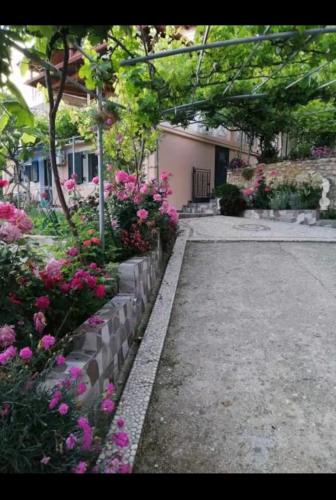 VILLA NEFELI in Piqeras