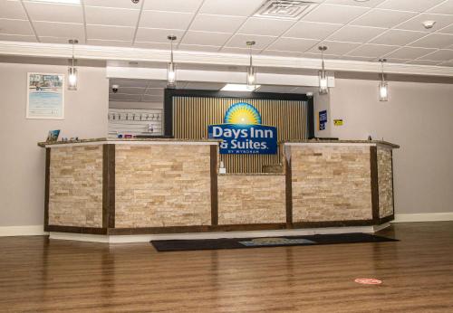 Days Inn and Suites by Wyndham Hammond IN - image 9