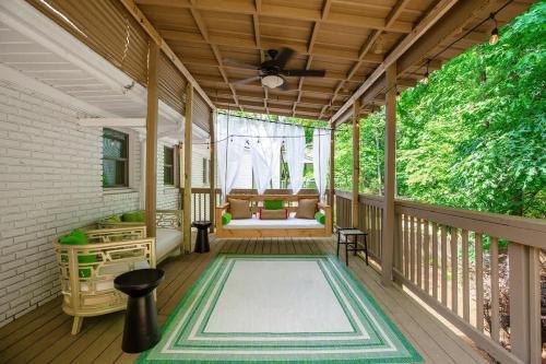 Bright Stylish Tranquil Hideaway with Cozy Porch Swing in Chamblee