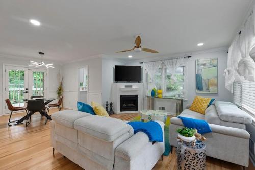 Bright Stylish Tranquil Hideaway with Cozy Porch Swing in Chamblee