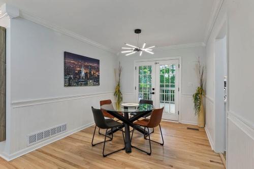 Bright Stylish Tranquil Hideaway with Cozy Porch Swing in Chamblee