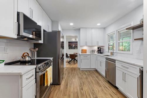 Bright Stylish Tranquil Hideaway with Cozy Porch Swing in Chamblee