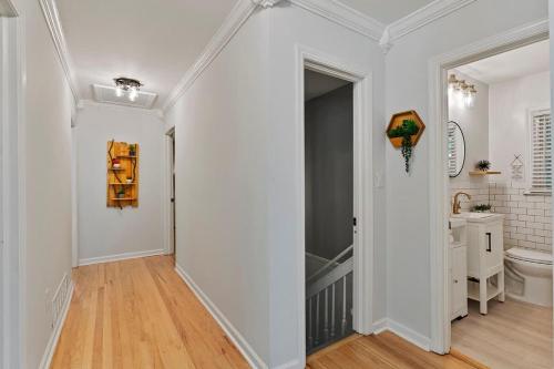 Bright Stylish Tranquil Hideaway with Cozy Porch Swing in Chamblee