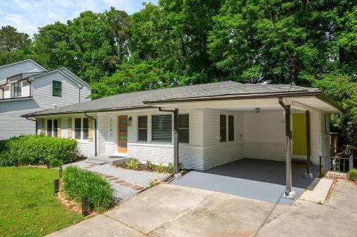 Bright Stylish Tranquil Hideaway with Cozy Porch Swing in Chamblee